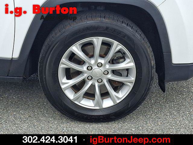 Certified 2019 Jeep Cherokee Latitude w/ Cold Weather Group AWD/4WD image 8