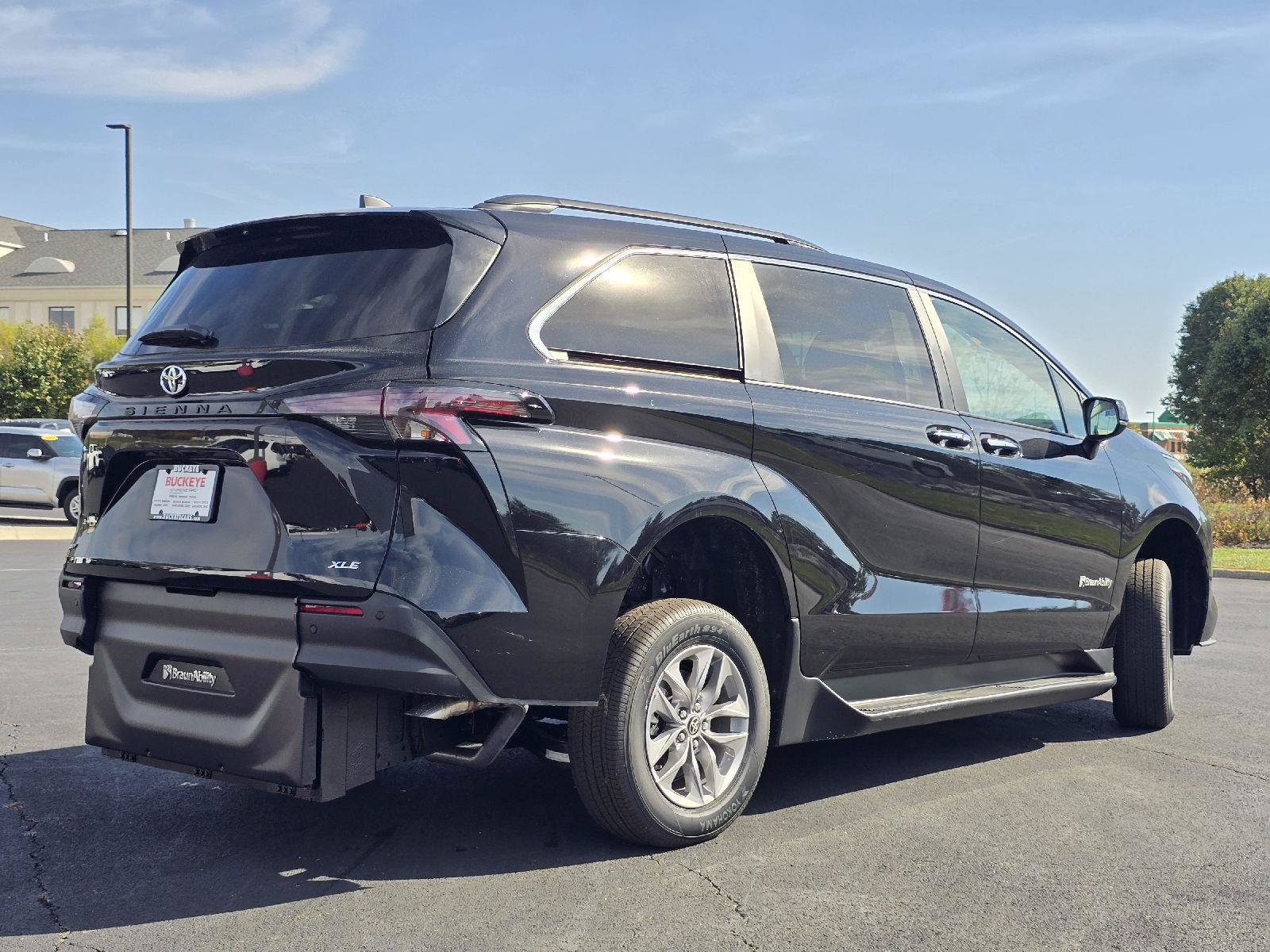 Used 2026 Toyota Sienna XLE FWD image 8