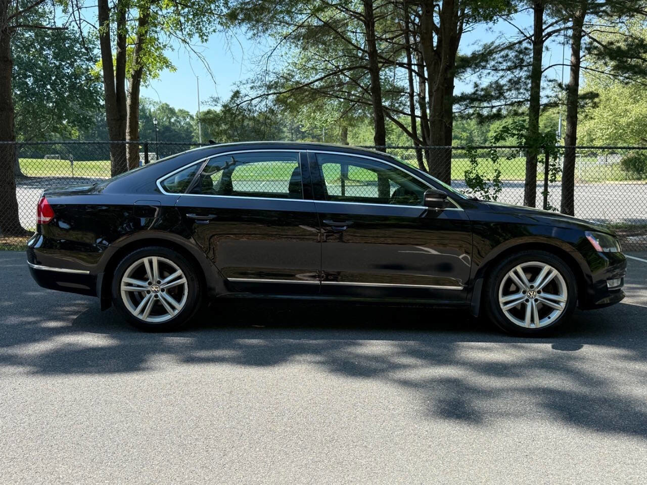 Used 2015 Volkswagen Passat 1.8T SE FWD image 4