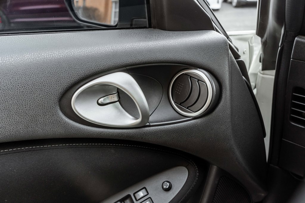 Used 2016 Nissan 370Z Touring image 14