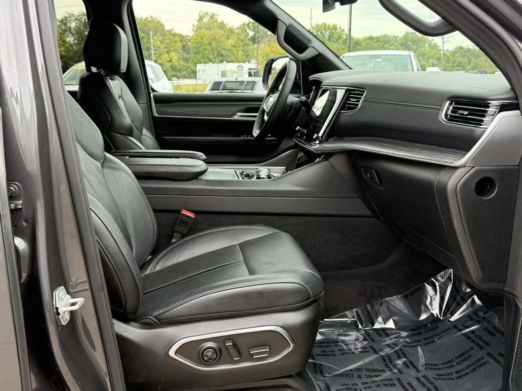 Used 2024 Jeep Wagoneer L Series II w/ Flexible Seating Group image 30