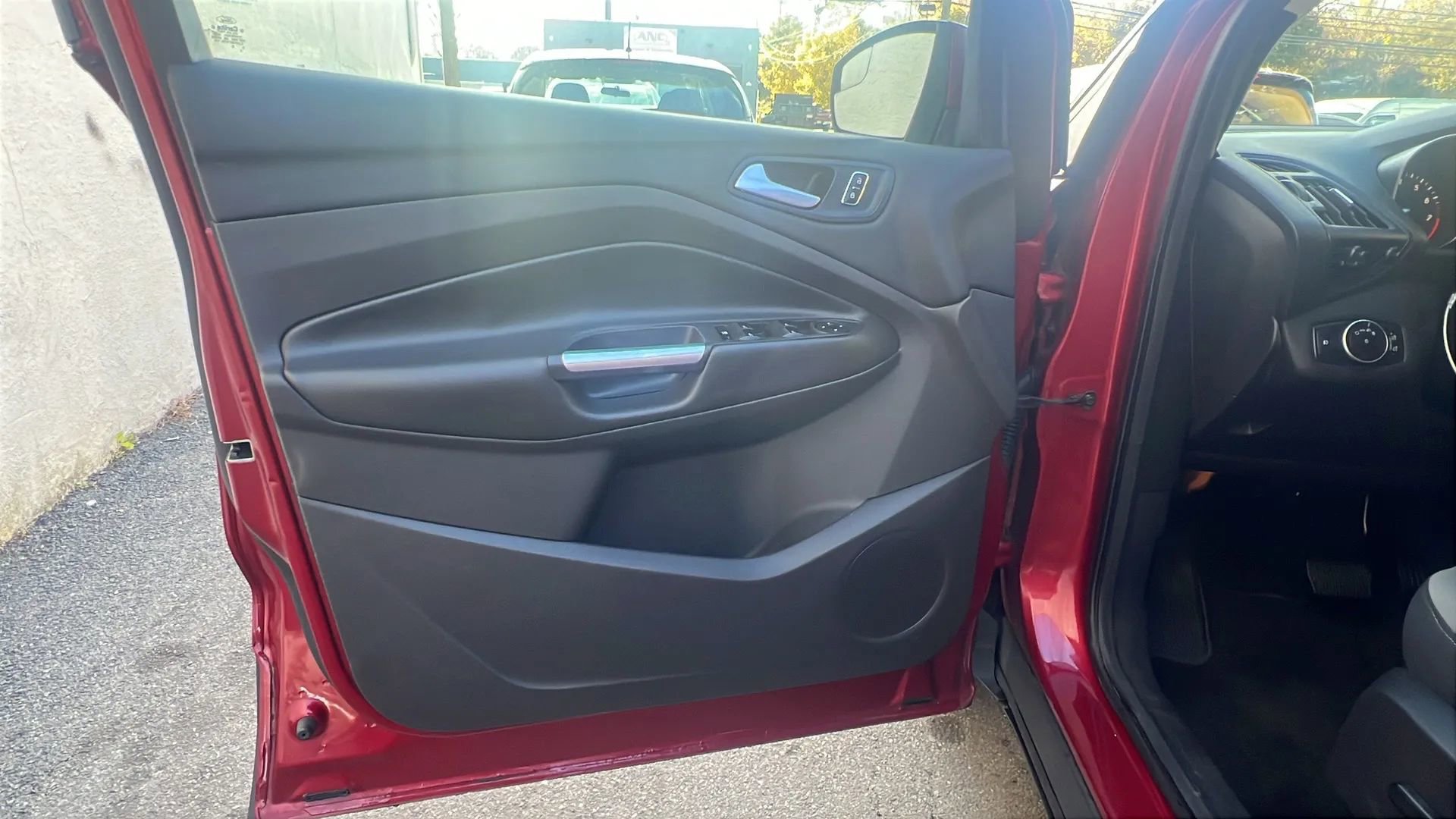 Used 2015 Ford Escape SE w/ Equipment Group 201A image 22