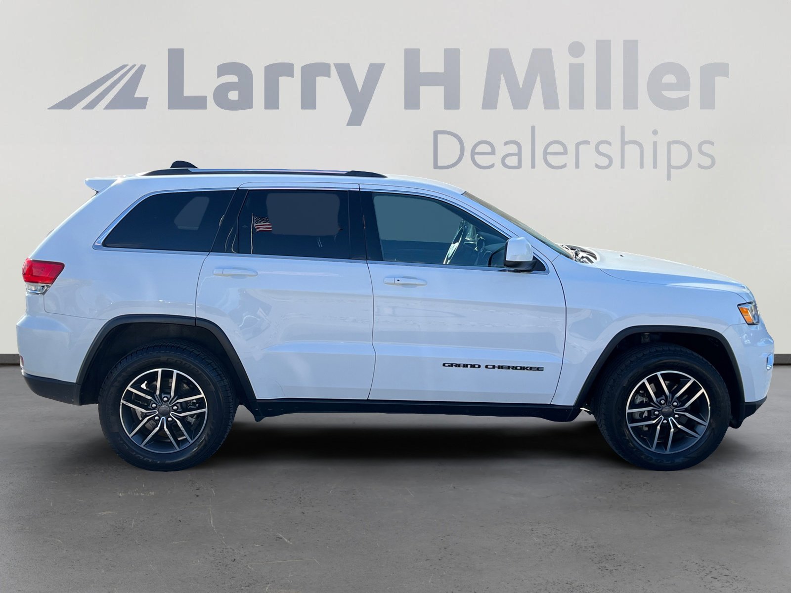 Used 2019 Jeep Grand Cherokee Laredo w/ 18" Wheel & 8.4" Radio Group image 6