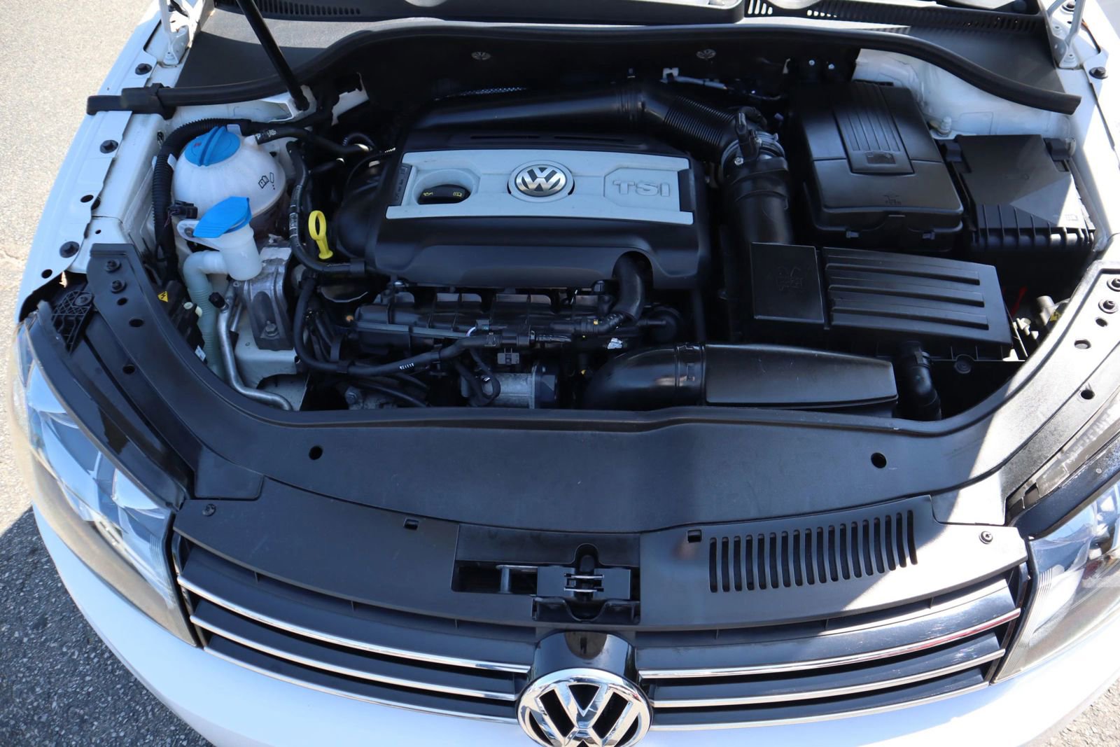 Used 2015 Volkswagen Eos Executive FWD image 32