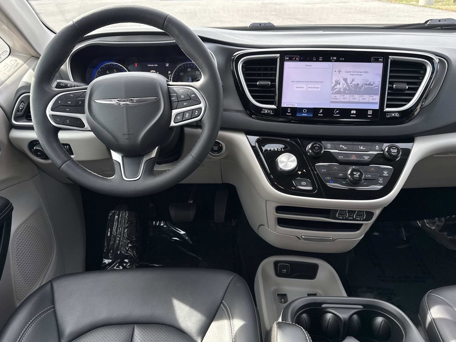 Used 2024 Chrysler Pacifica Touring-L image 2