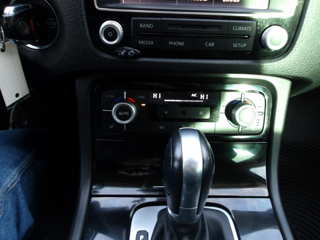 Used 2015 Volkswagen Touareg Sport image 19