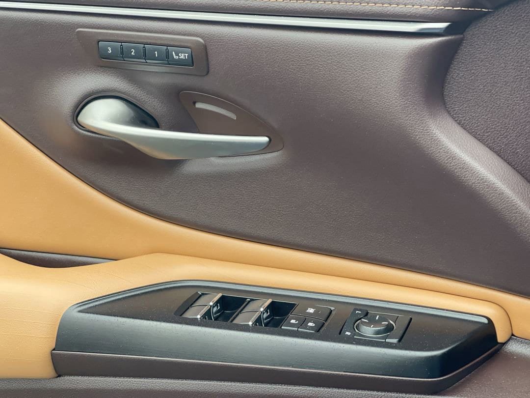 Used 2019 Lexus ES 300h w/ Accessory Package FWD image 8