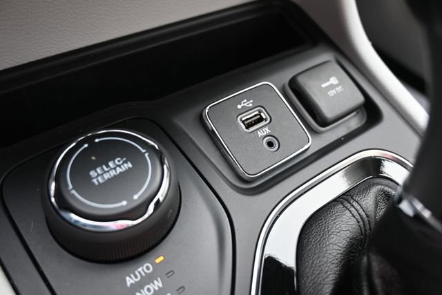 Used 2019 Jeep Cherokee Limited AWD/4WD image 30