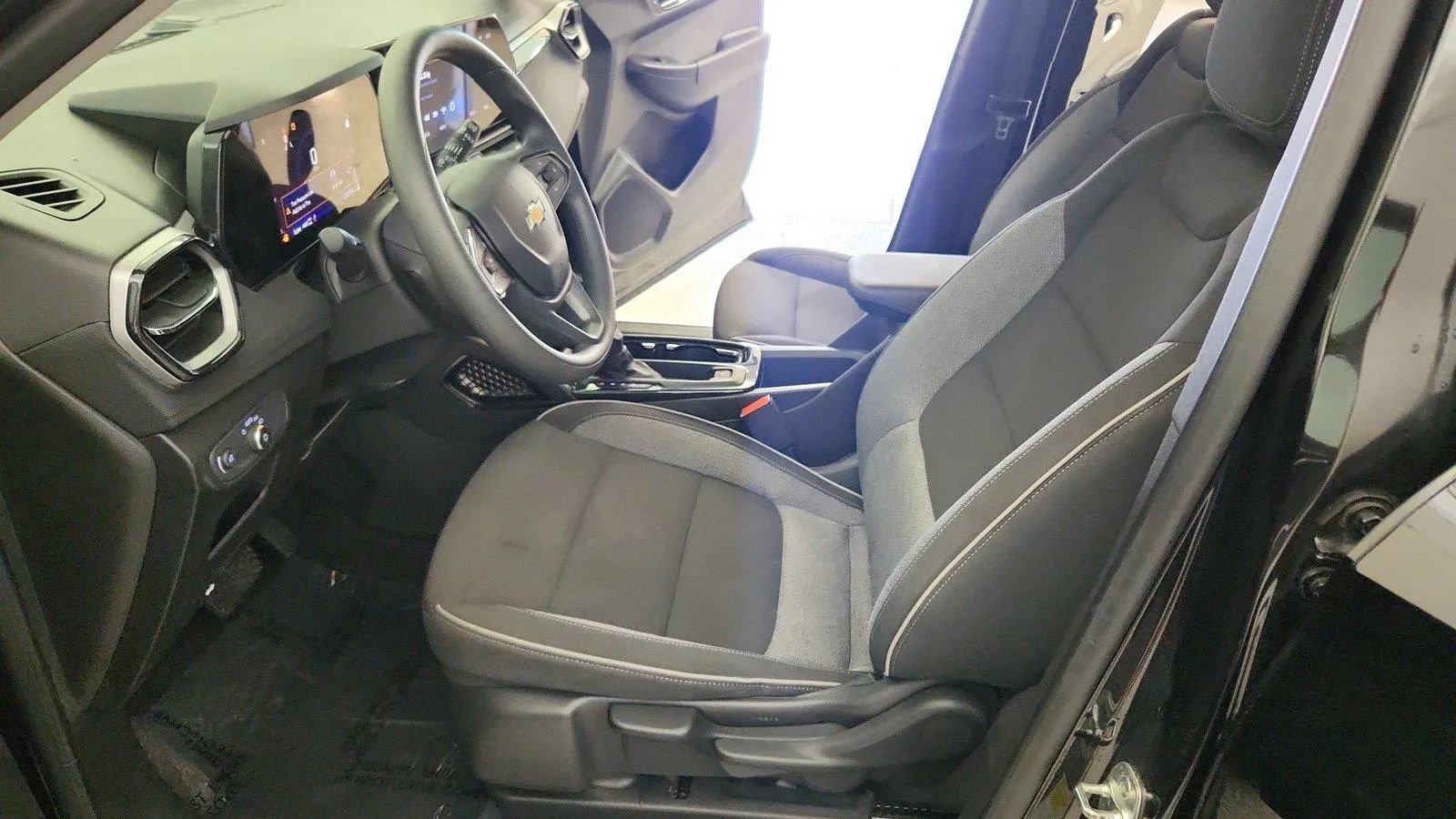 Used 2025 Chevrolet TrailBlazer LT AWD/4WD image 15