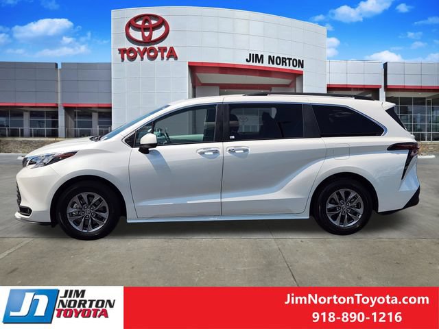 Used 2026 Toyota Sienna XLE FWD image 4