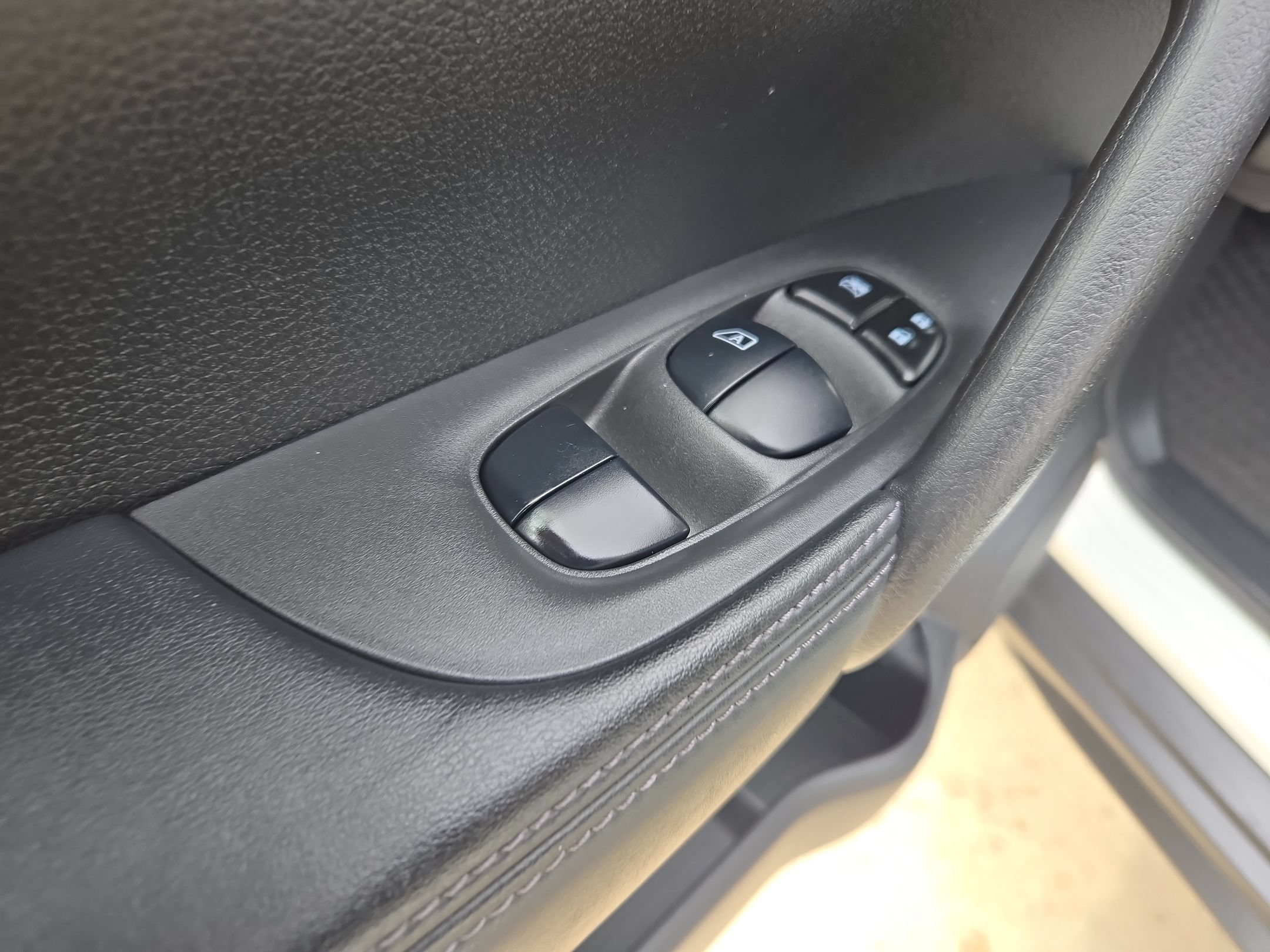 Used 2020 Nissan Rogue SV FWD image 12