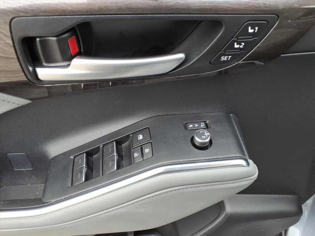 Used 2024 Toyota Highlander Platinum AWD/4WD image 26