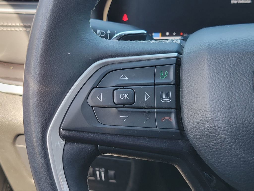 Used 2023 Jeep Grand Cherokee L Laredo AWD/4WD image 5