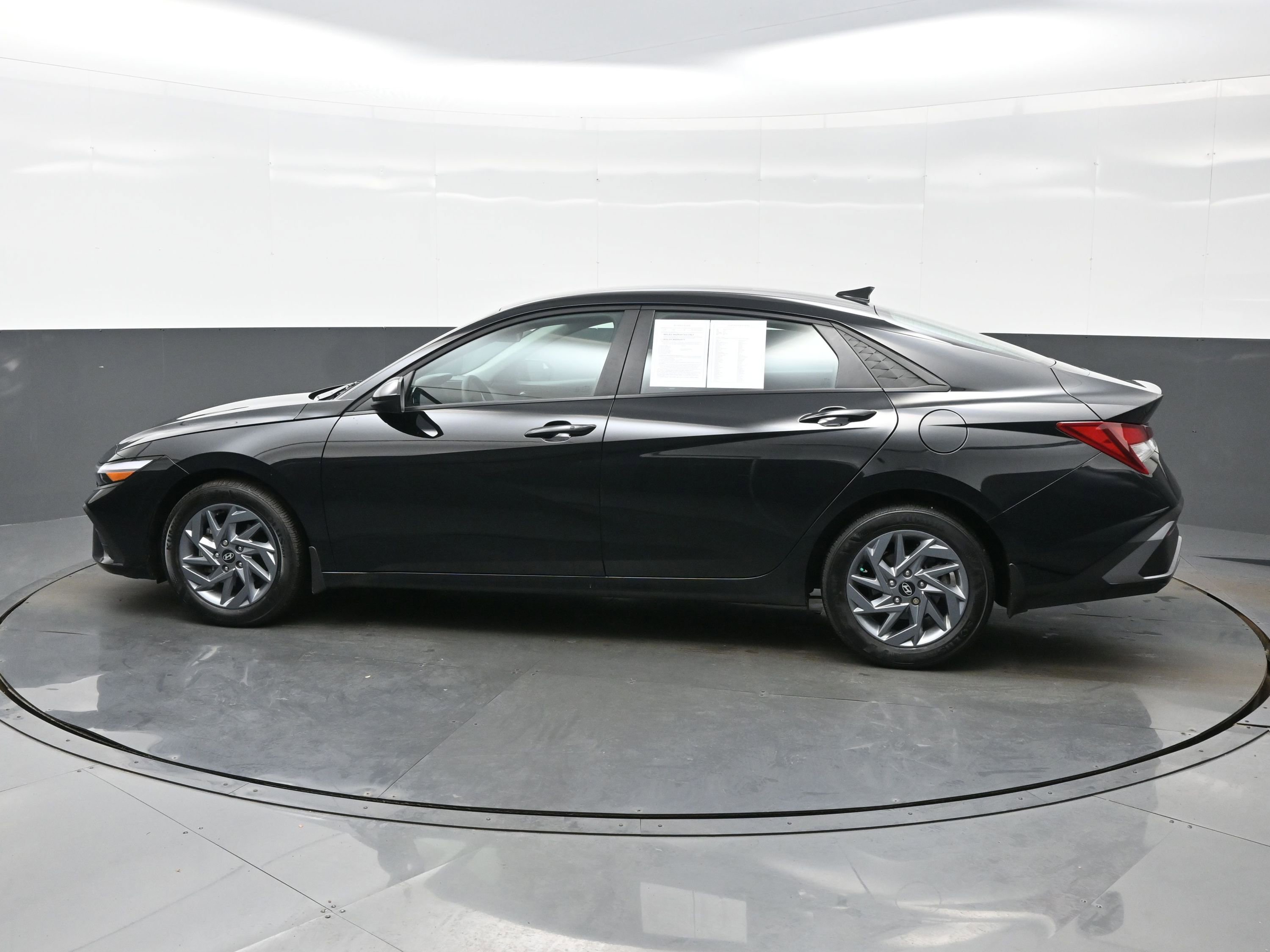 Used 2024 Hyundai Elantra SEL image 3