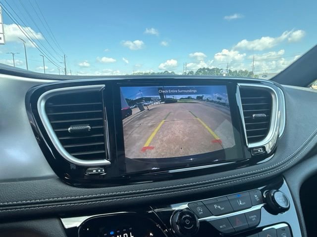 Used 2025 Chrysler Pacifica Limited w/ Uconnect Theater Family Group FWD image 24