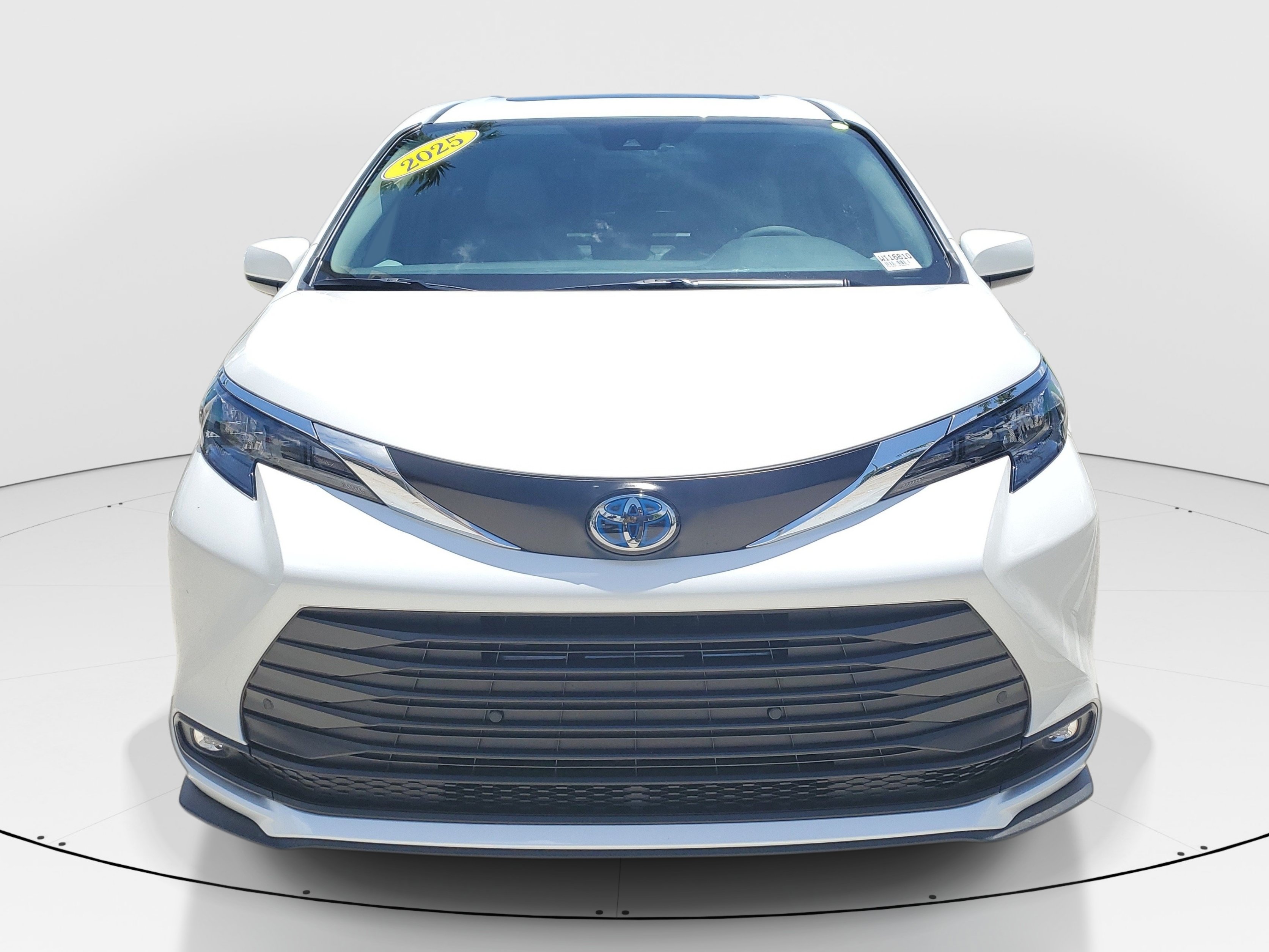 Certified 2025 Toyota Sienna XLE FWD image 2