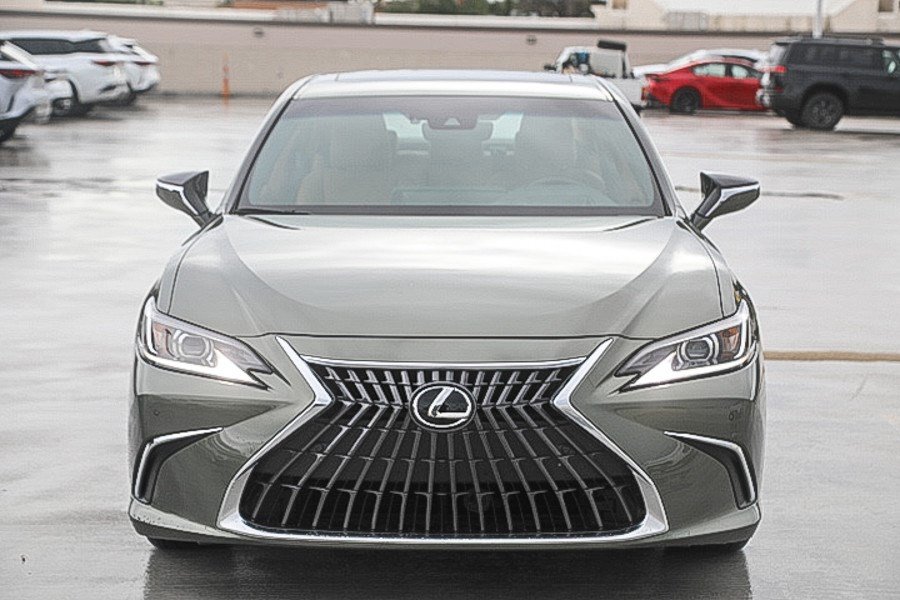 Used 2025 Lexus ES 300h w/ Premium Package FWD image 2