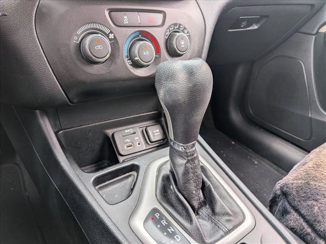 Used 2016 Jeep Cherokee Sport FWD image 12
