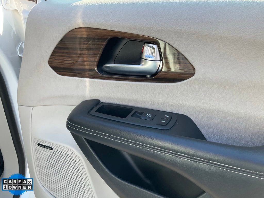 Used 2022 Chrysler Pacifica Limited w/ Uconnect Theater Family Group image 74