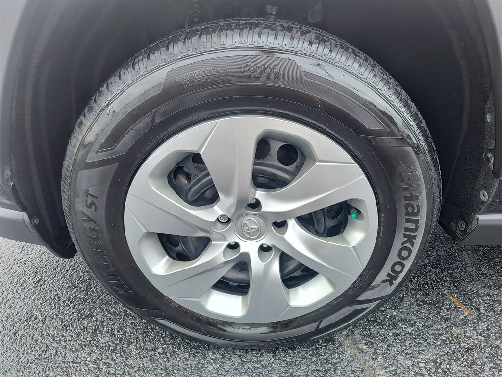 Used 2020 Toyota RAV4 LE image 9