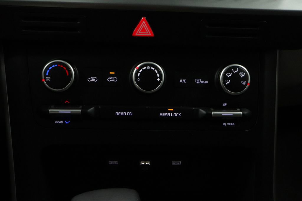 Used 2024 Kia Carnival LX FWD image 30