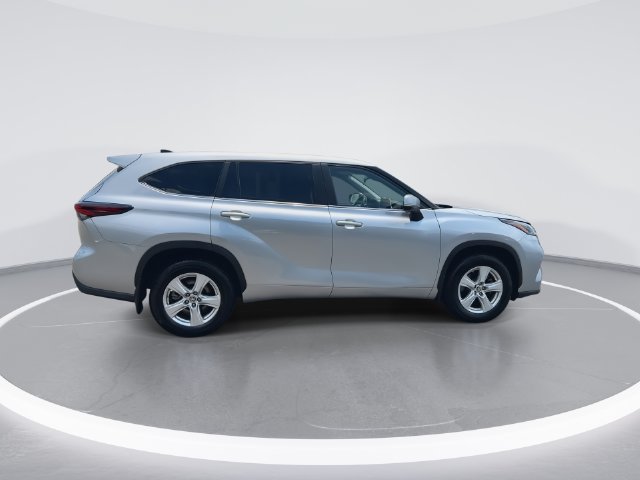 Used 2024 Toyota Highlander LE AWD/4WD image 8
