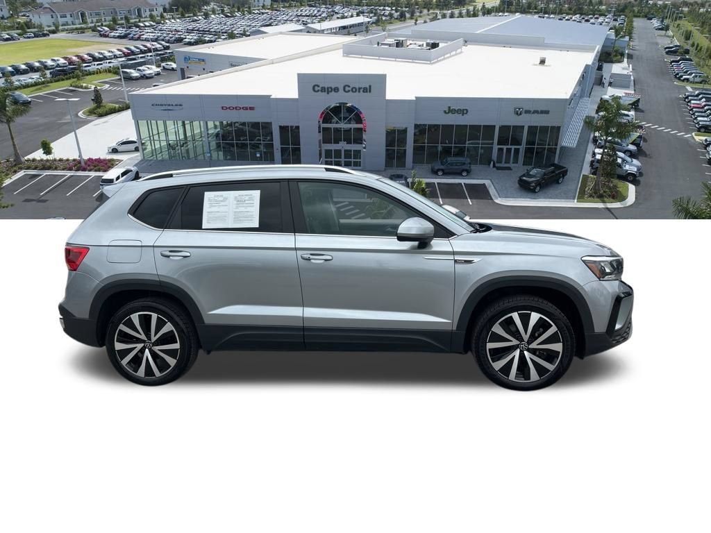 Used 2024 Volkswagen Taos SE FWD image 3