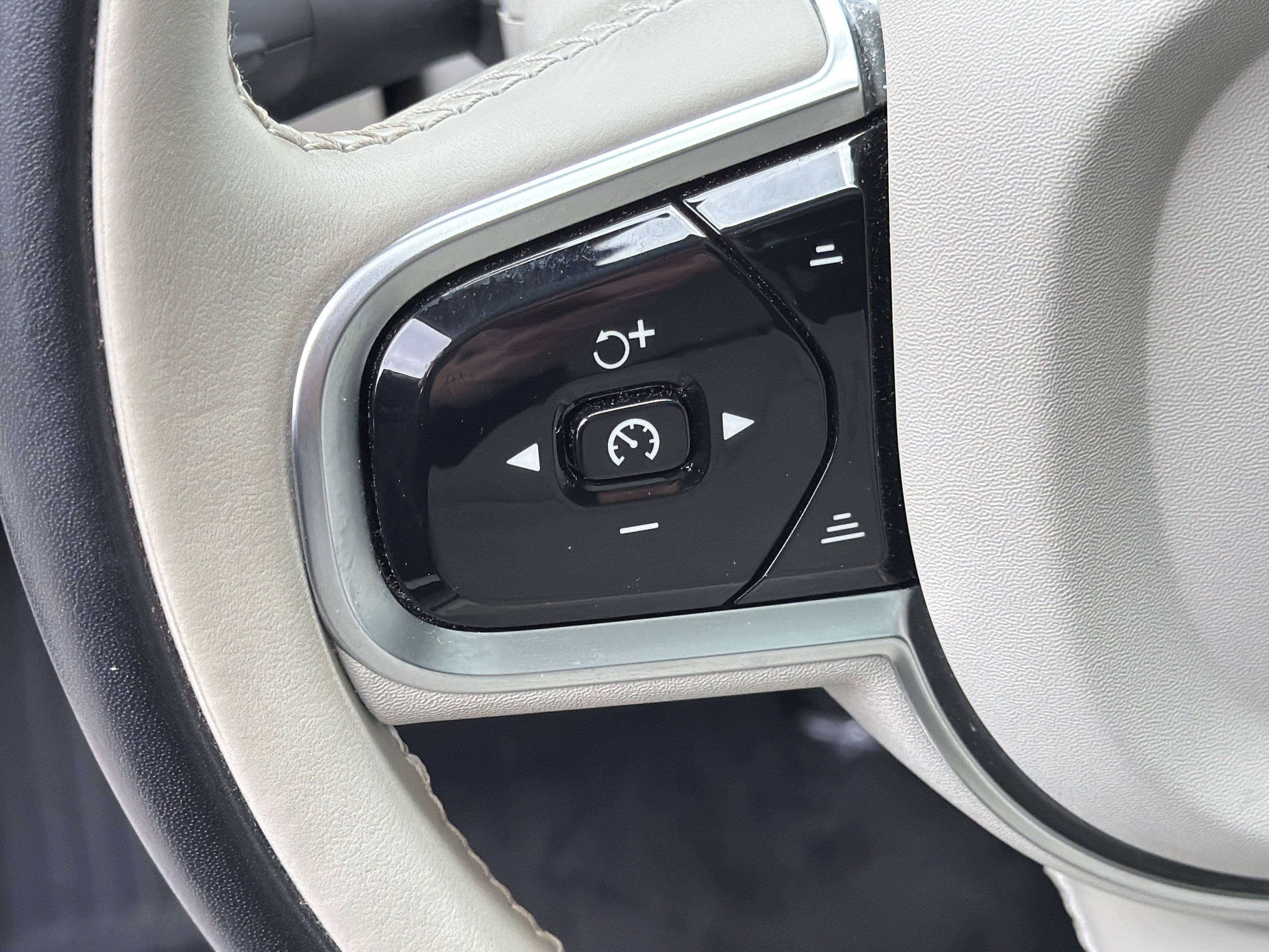 Used 2024 Volvo XC90 B6 Ultimate w/ Protection Package Premier AWD/4WD image 19