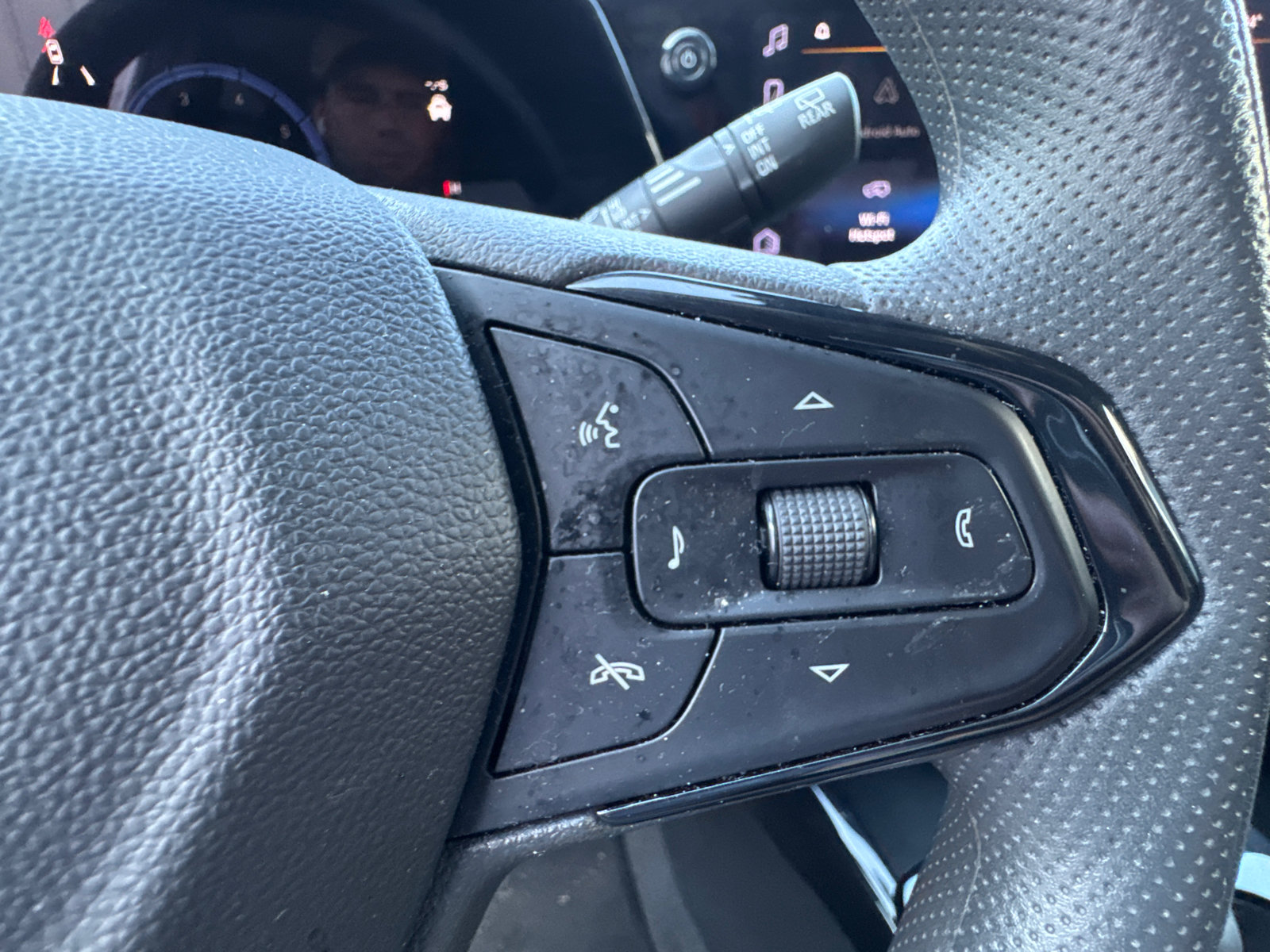 Used 2025 Chevrolet Trax LT FWD image 31