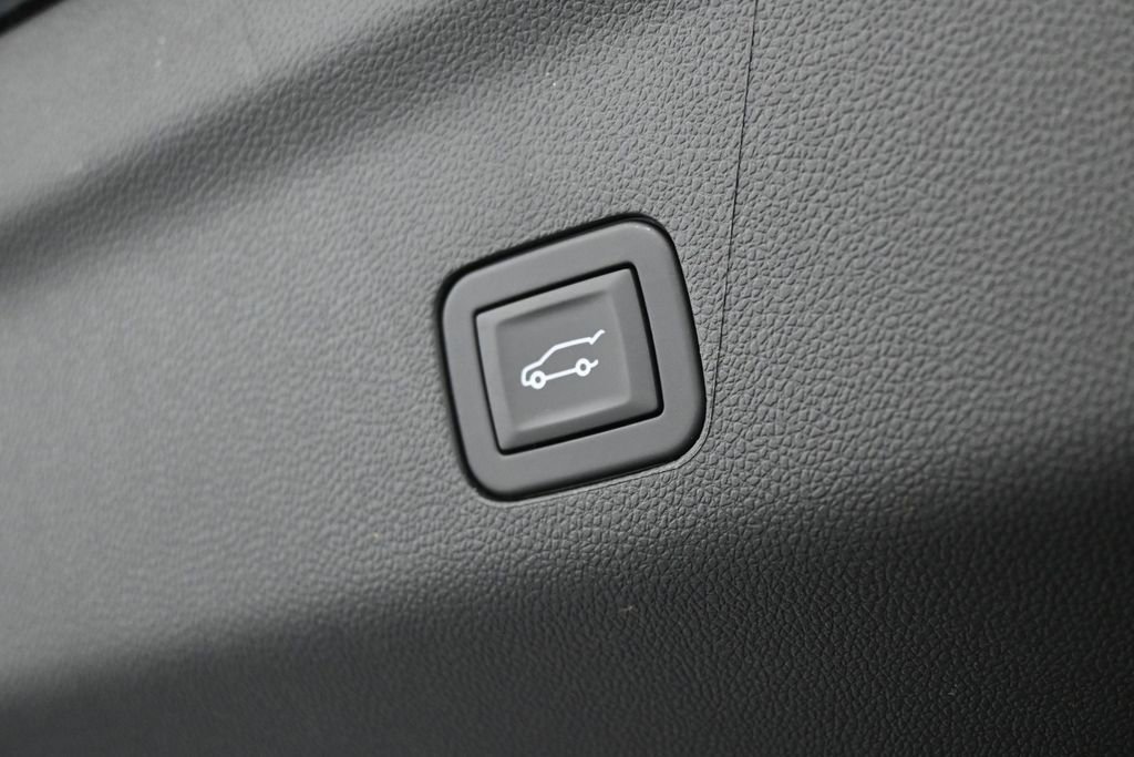 Used 2025 GMC Yukon XL Denali AWD/4WD image 44