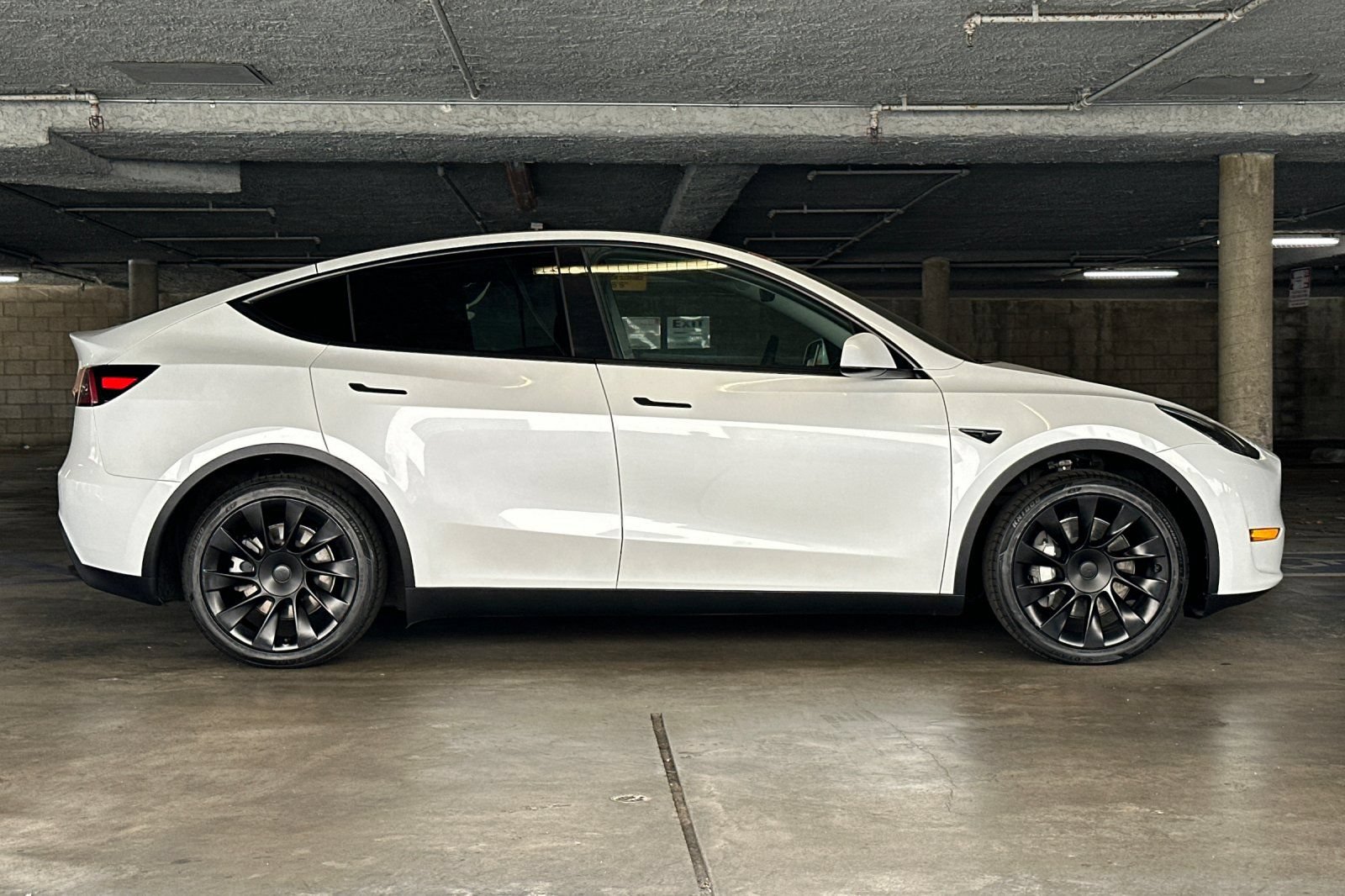 Used 2023 Tesla Model Y Long Range AWD/4WD image 2