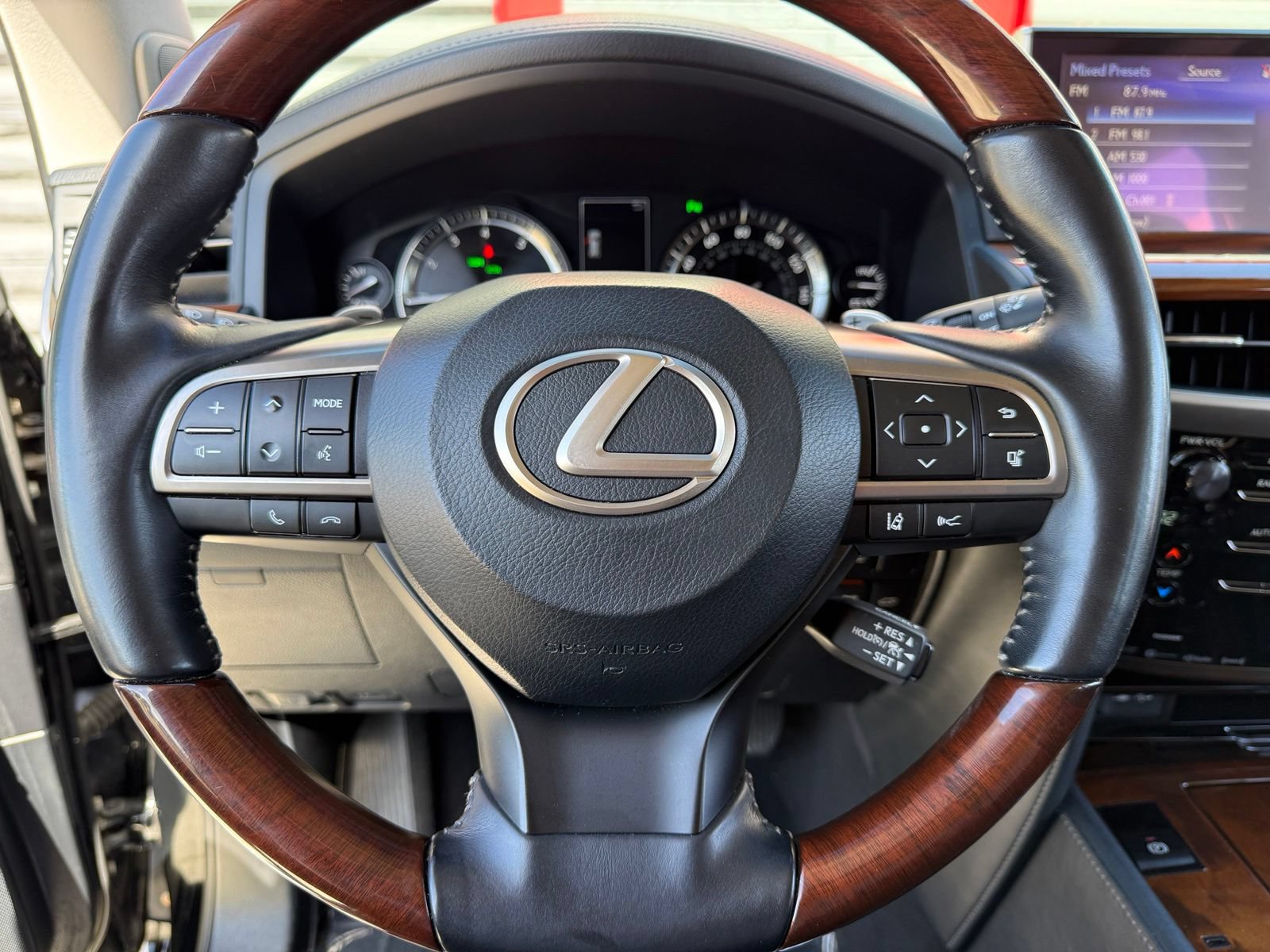 Used 2019 Lexus LX 570 4WD w/ Luxury Package image 26