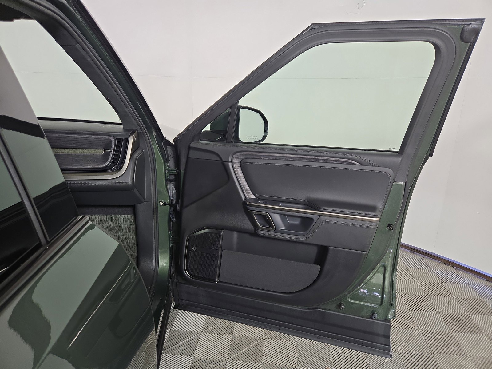 Used 2024 Rivian R1S Adventure AWD/4WD image 18