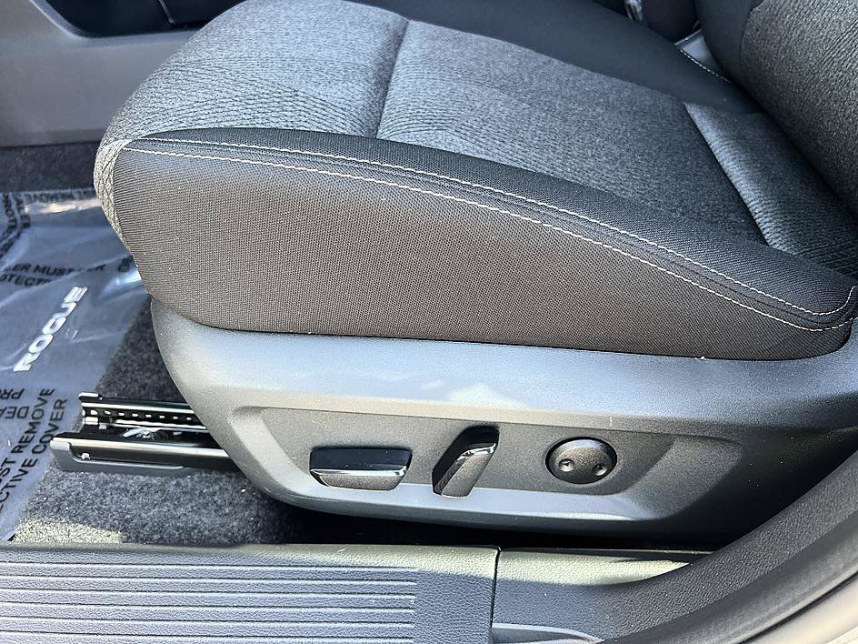 Certified 2025 Nissan Rogue SV FWD image 21