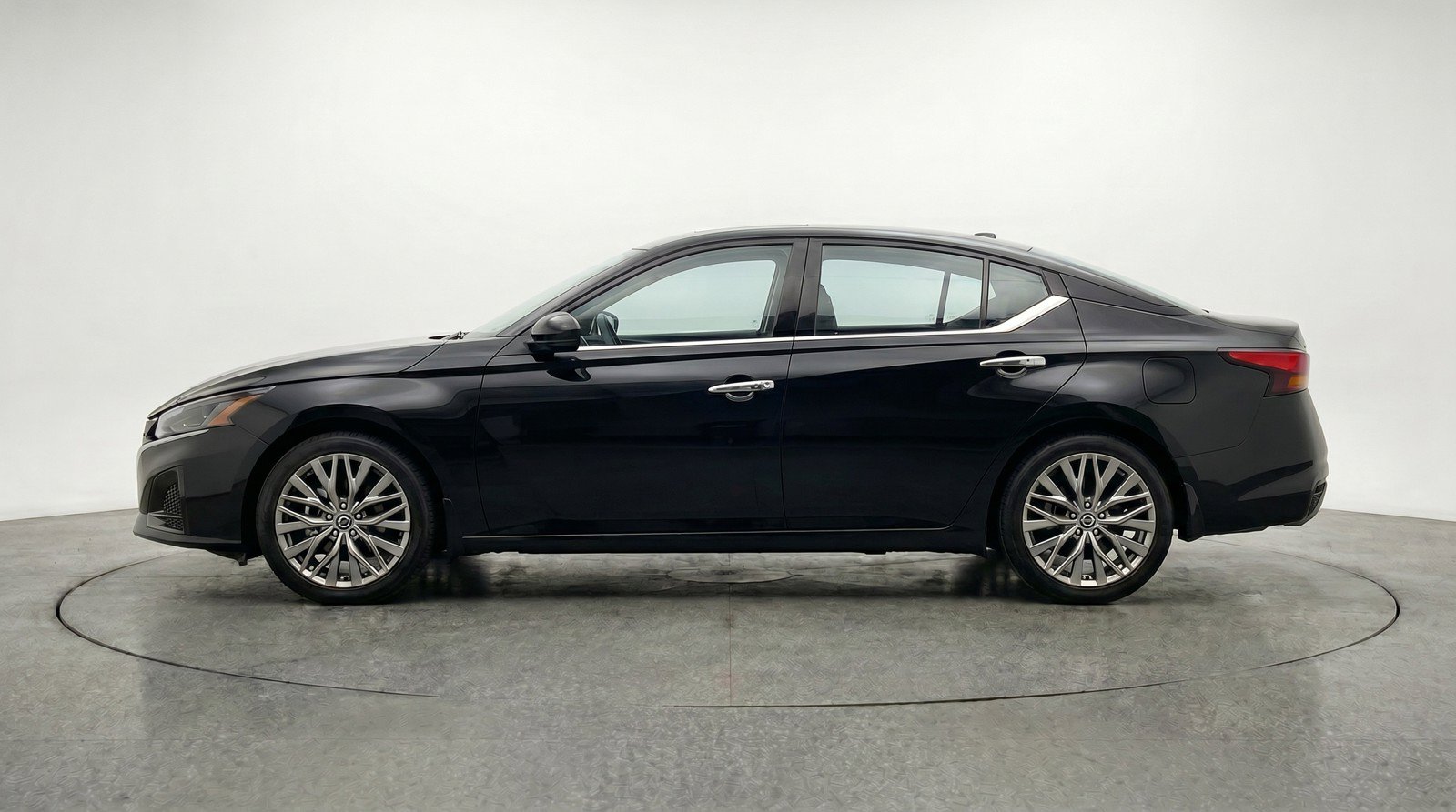 Used 2025 Nissan Altima 2.5 SV FWD image 5