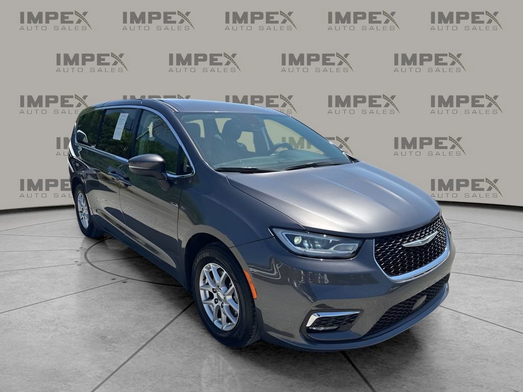 Used 2023 Chrysler Pacifica Touring-L image 7