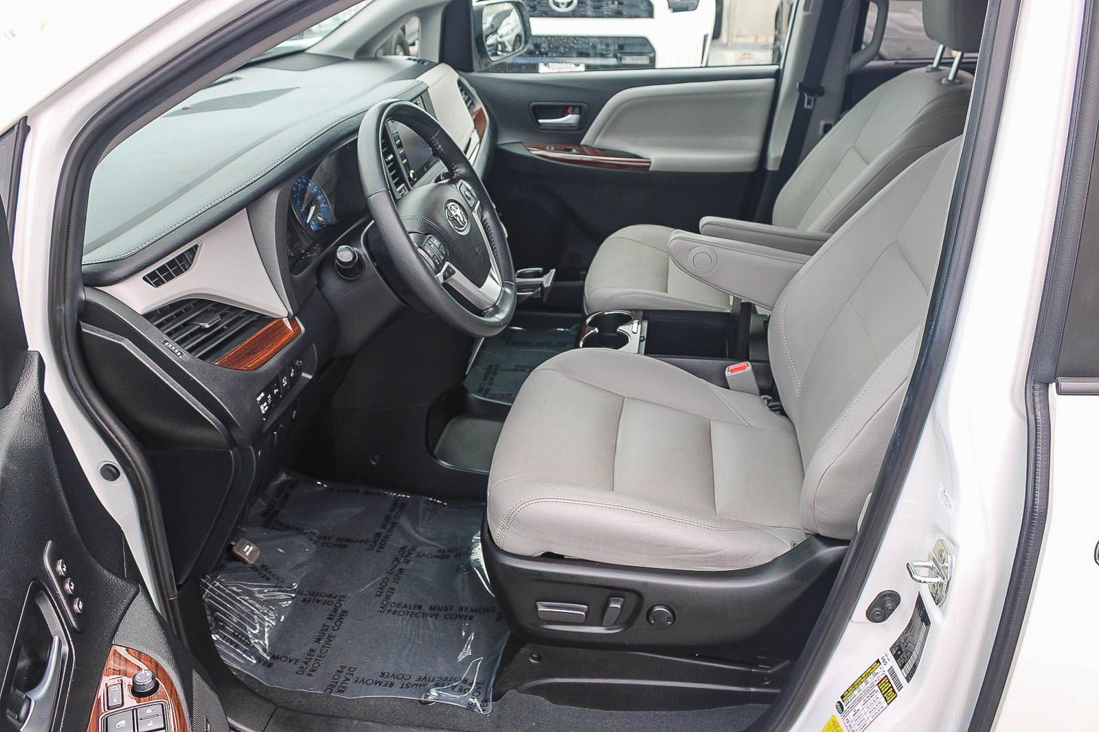 Used 2020 Toyota Sienna Limited Premium w/ Carpet Mat Package FWD image 18