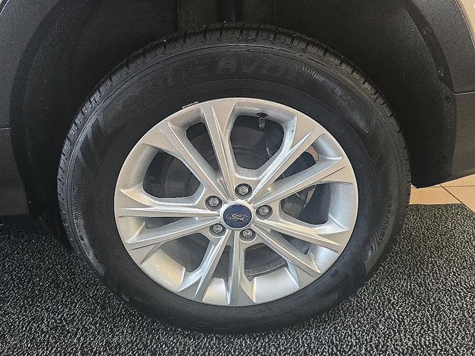 Used 2018 Ford Escape SE w/ Ford Safe & Smart Package AWD/4WD image 39