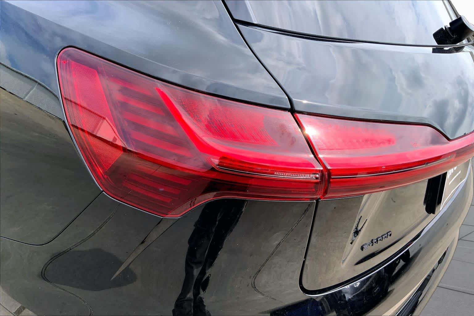 Used 2022 Audi e-tron Premium Plus w/ Premium Plus Package AWD/4WD image 28
