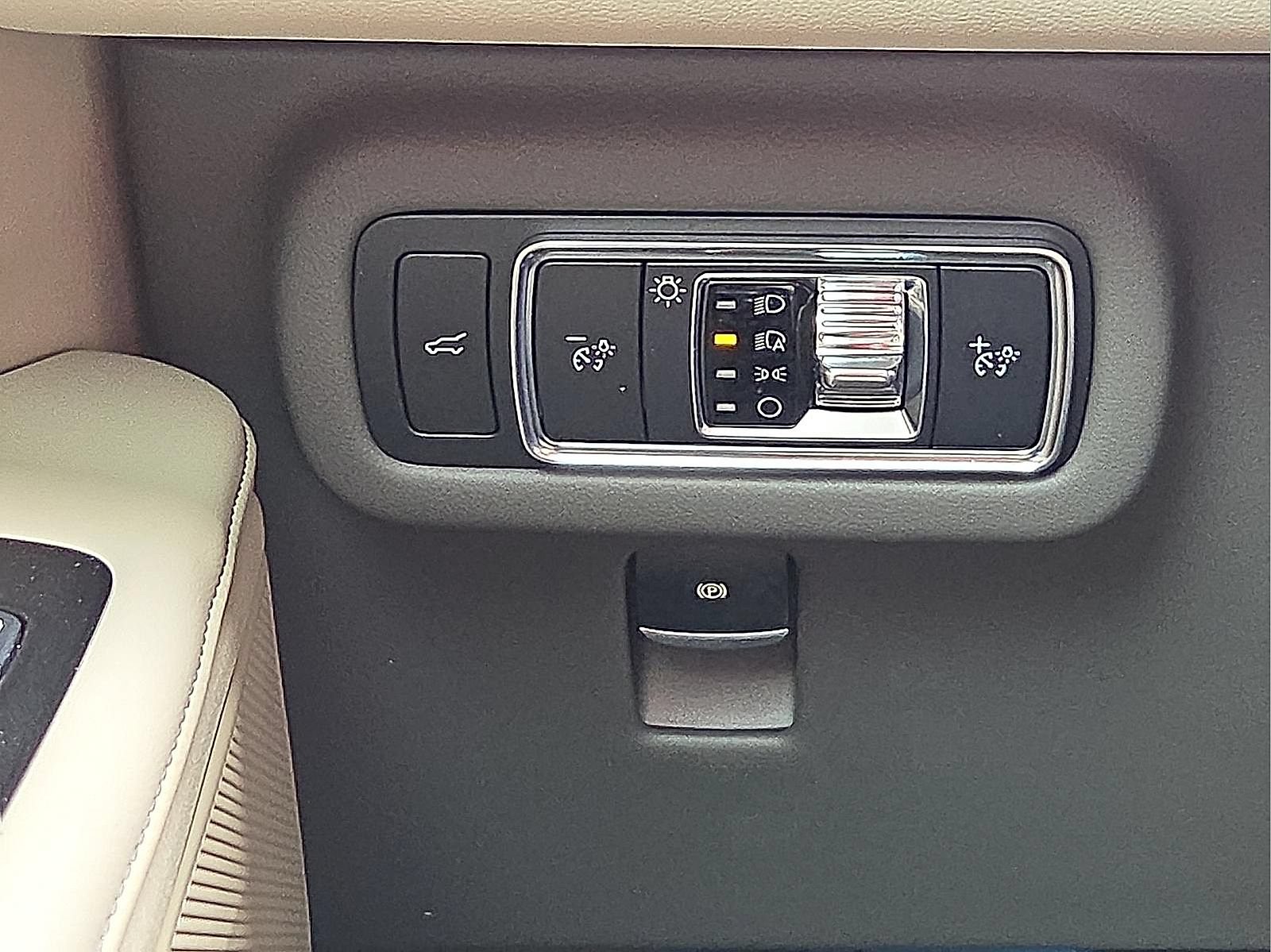 Used 2025 Lincoln Nautilus Premier AWD/4WD image 19
