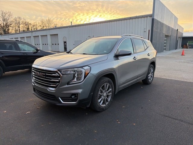 Used 2024 GMC Terrain SLT image 4