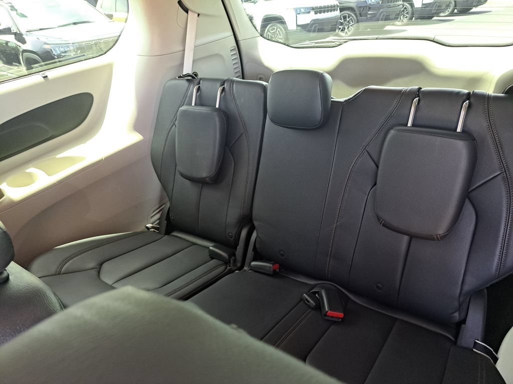 Used 2017 Chrysler Pacifica Touring-L FWD image 26