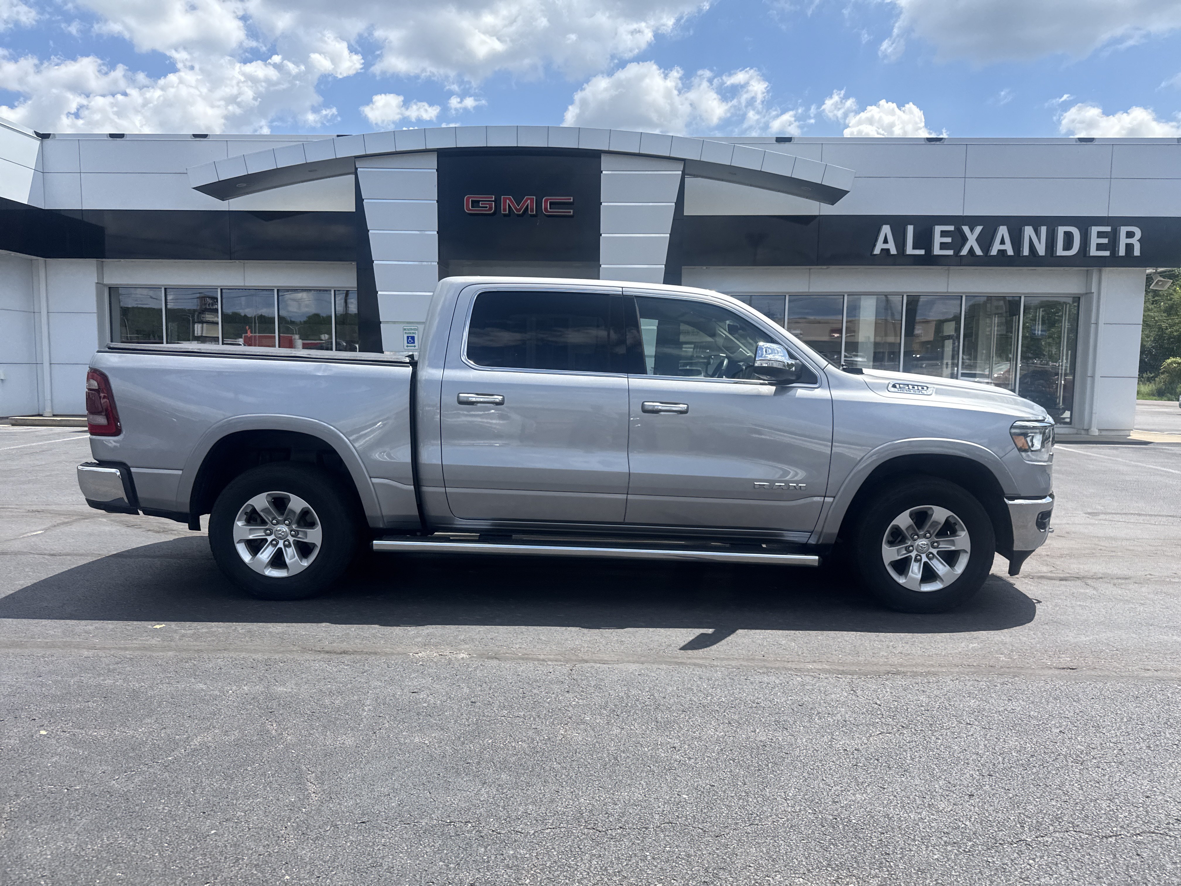 Used 2019 RAM 1500 Laramie AWD/4WD video 3