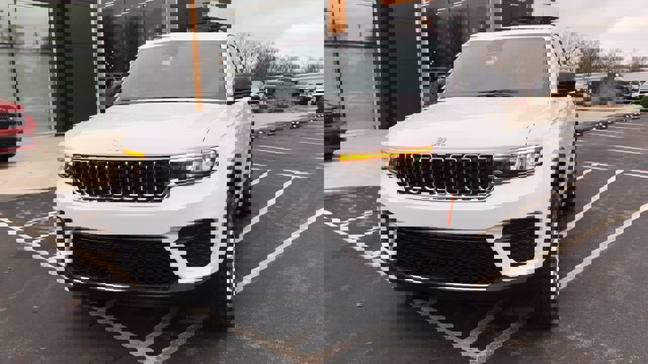 New 2026 Jeep Grand Cherokee Laredo image 4