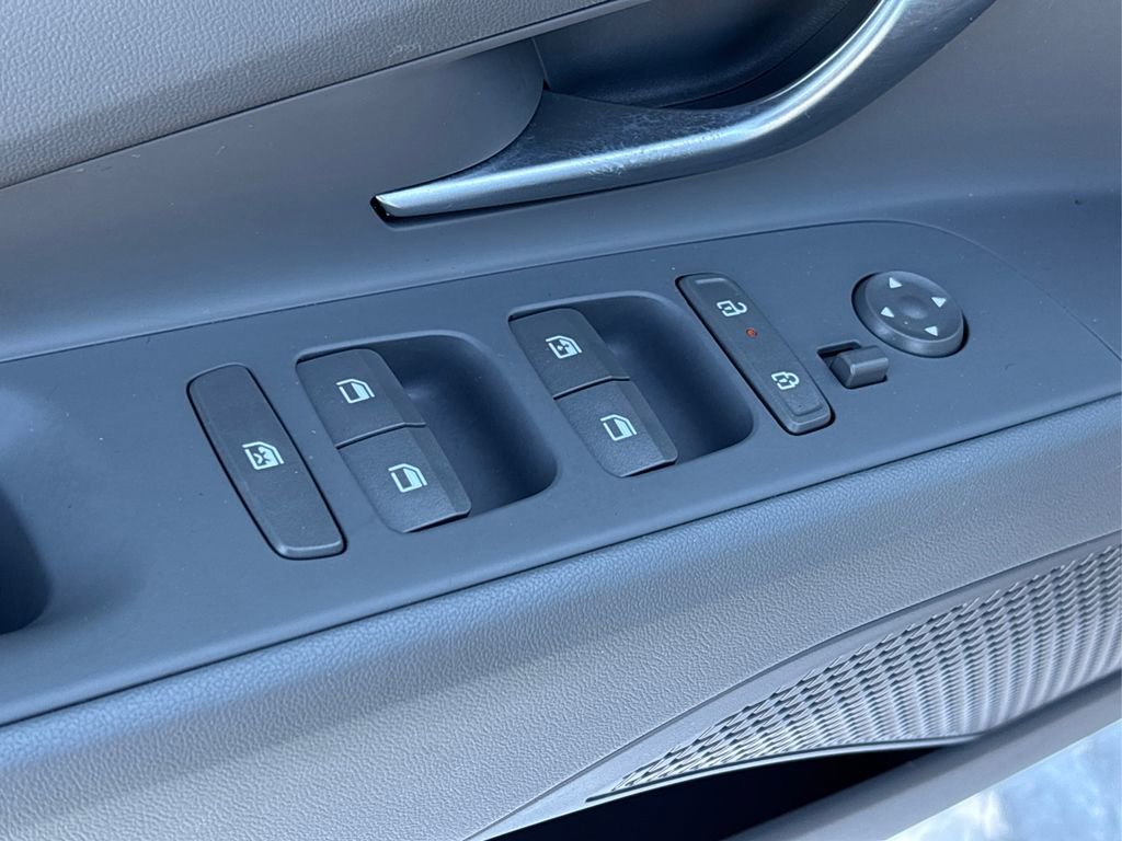 Certified 2025 Hyundai Elantra SEL image 31