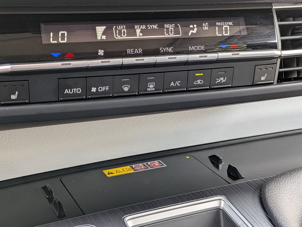 Used 2026 Toyota Sienna XLE FWD image 26