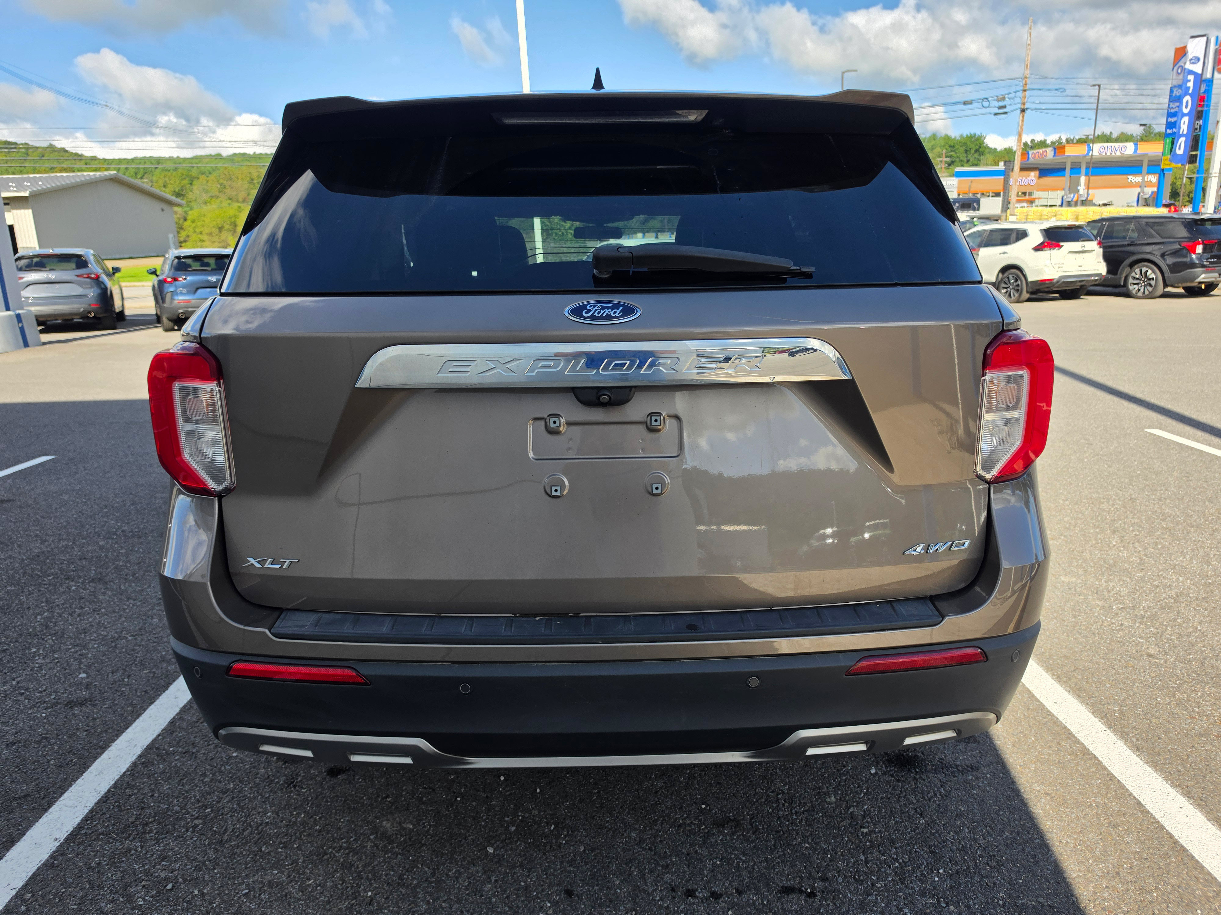 Used 2021 Ford Explorer XLT w/ Equipment Group 202A AWD/4WD image 4