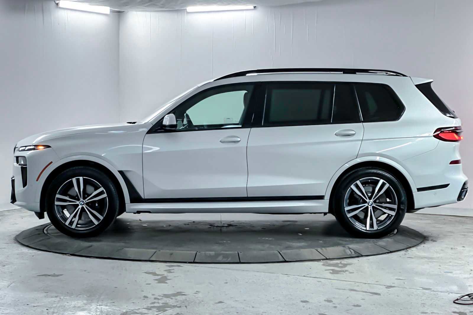 Used 2026 BMW X7 xDrive40i w/ Executive Package image 5