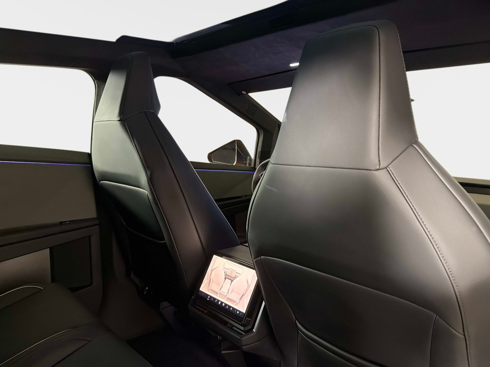 Used 2024 Tesla Cybertruck AWD Crew Cab image 31