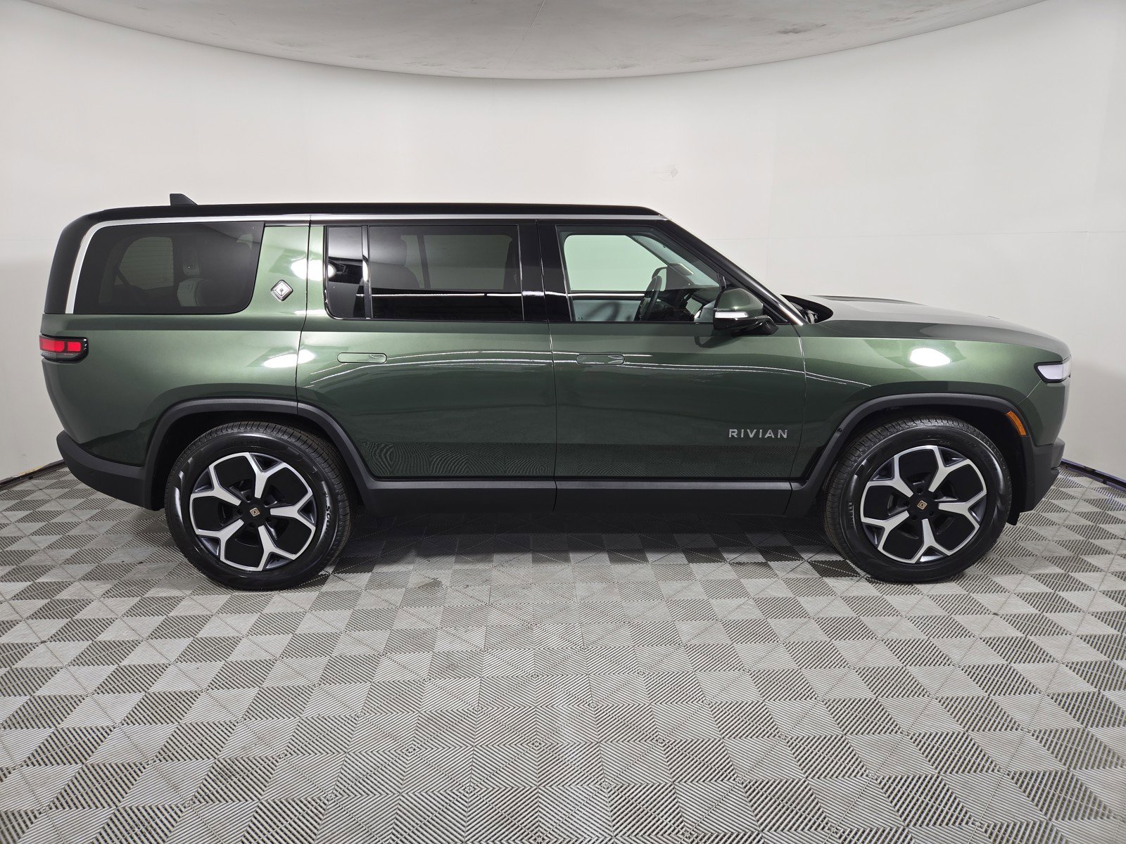 Used 2024 Rivian R1S Adventure AWD/4WD image 6